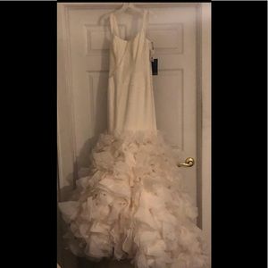 Vera Wang Ivory Merimaid Gown  VW351136